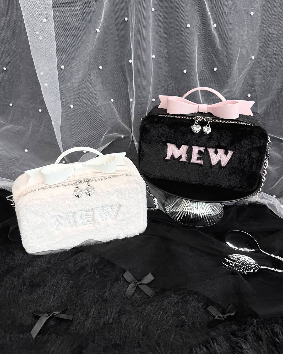 MEWロゴファーショルダーバッグ ブラック×ピンク | ファッション通販 MEWロゴファーショルダーバッグ ブラック×ピンク | ファッション通販