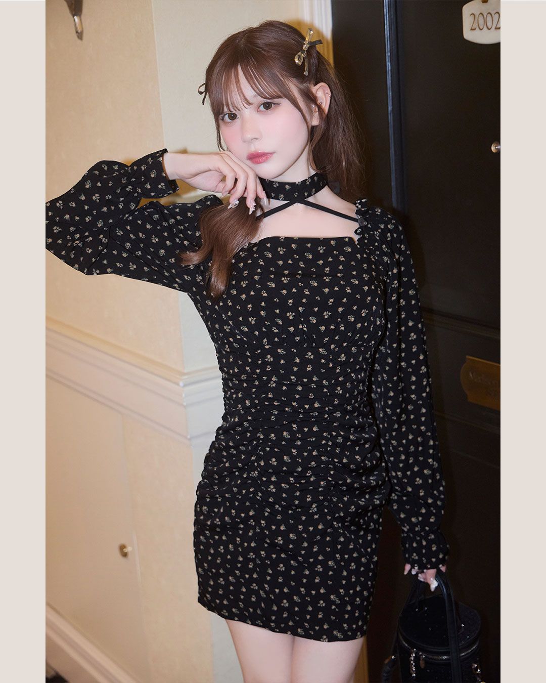 【新品タグ付き】ミシェルマカロン チョーカー付き小花柄ギャザーミニワンピ チョーカー付き小花柄ギャザーミニワンピ ブラック | ファッション通販