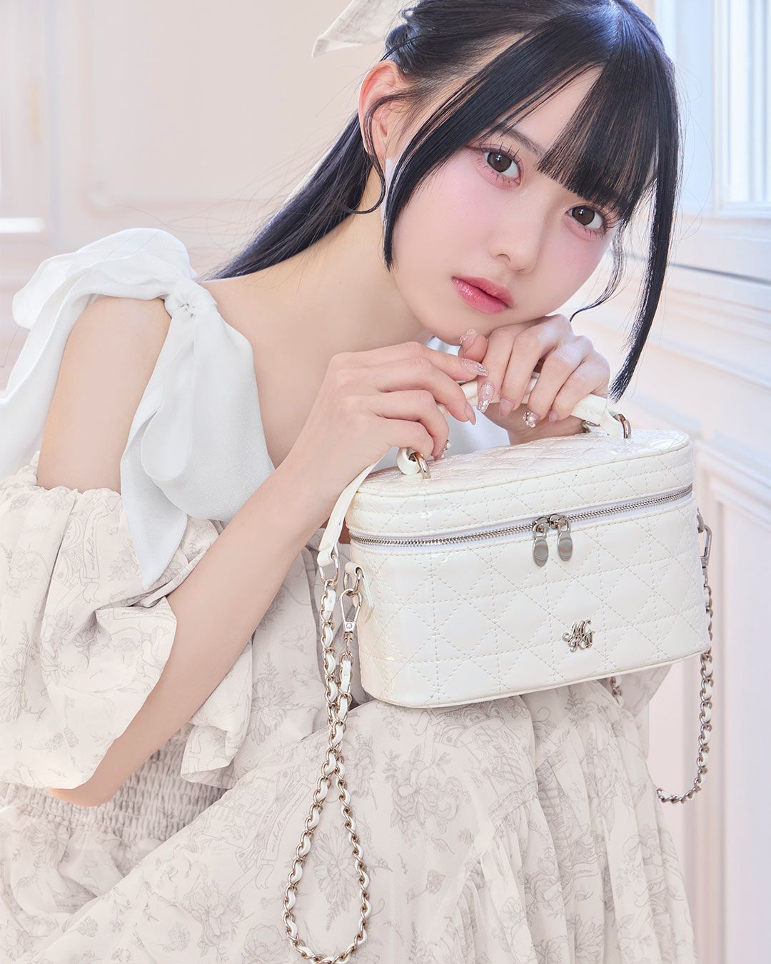 エナメルキルティングバニティバッグ アイボリー | ファッション