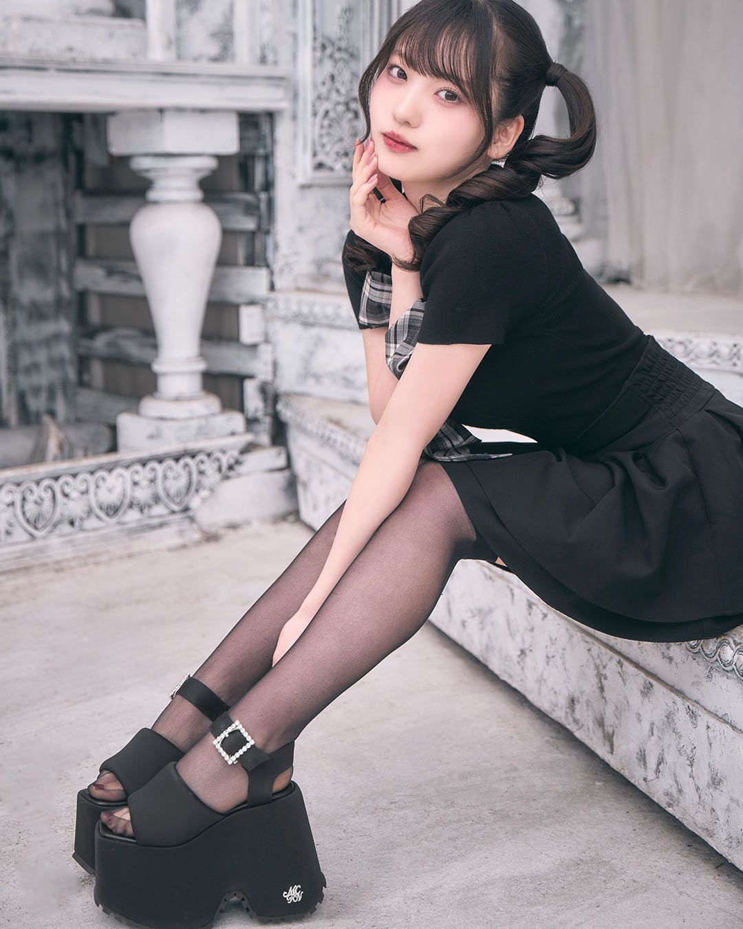 ビジュー厚底パテッドサンダル ブラック | ファッション通販＆メディア