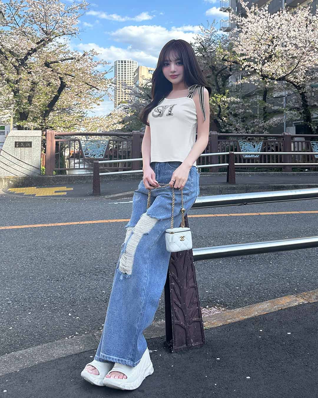 SOLNI ラインストーンクラッシュデニムパンツ ラインストーンクラッシュデニムパンツ グレー | ファッション