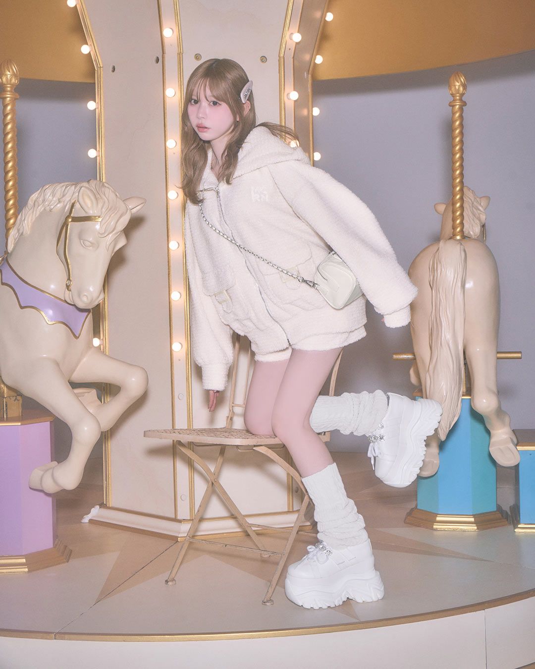 ボリュームソールビジューベルトスニーカー ホワイト | ファッション