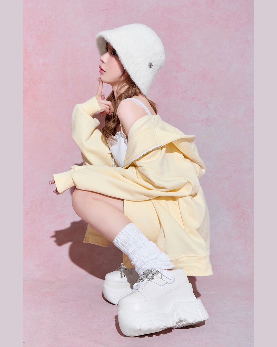 ボリュームソールビジューベルトスニーカー ホワイト | ファッション