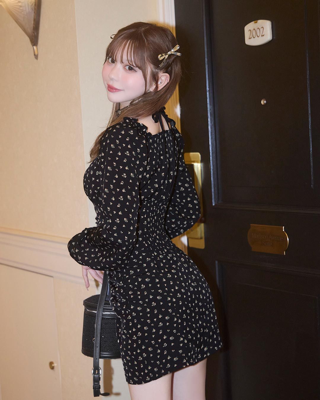 チョーカー付き小花柄ギャザーミニワンピ ブラック | ファッション通販