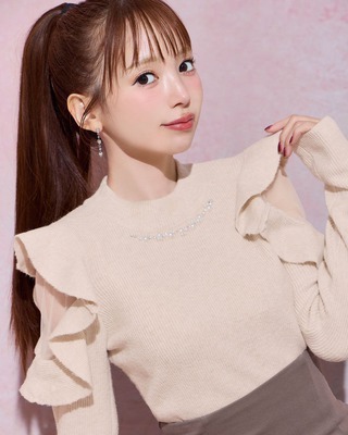 ミシェルマカロン　ビジューフリルニットトップス　アイボリー　フリーサイズ　残り1 ビジューフリルニットトップス - メルカリ