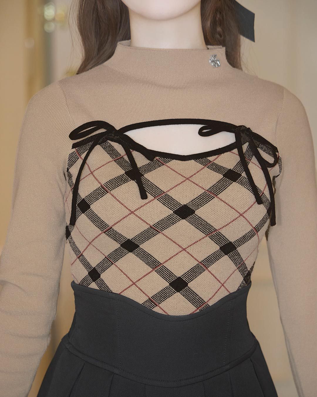 【新品タグ付き】ミシェルマカロン　デコルテオープンチェックニットトップス デコルテオープンチェックニットトップス グレー | ファッション通販