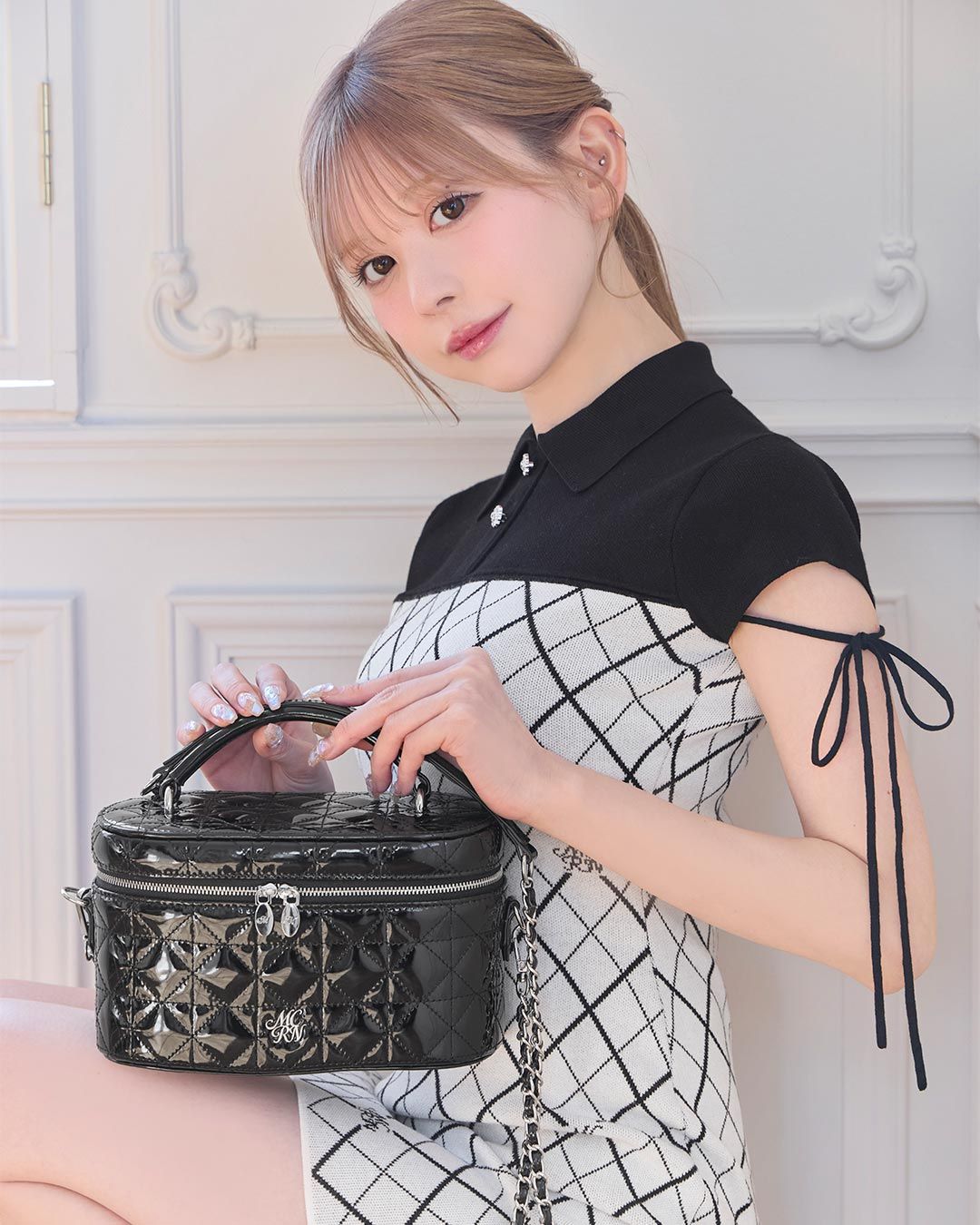 エナメルキルティングバニティバッグ ベージュ | ファッション