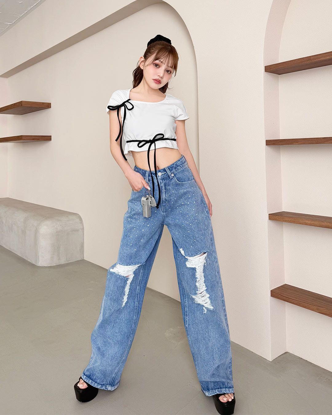 SOLNI ラインストーンクラッシュデニムパンツ ラインストーンクラッシュデニムパンツ グレー | ファッション
