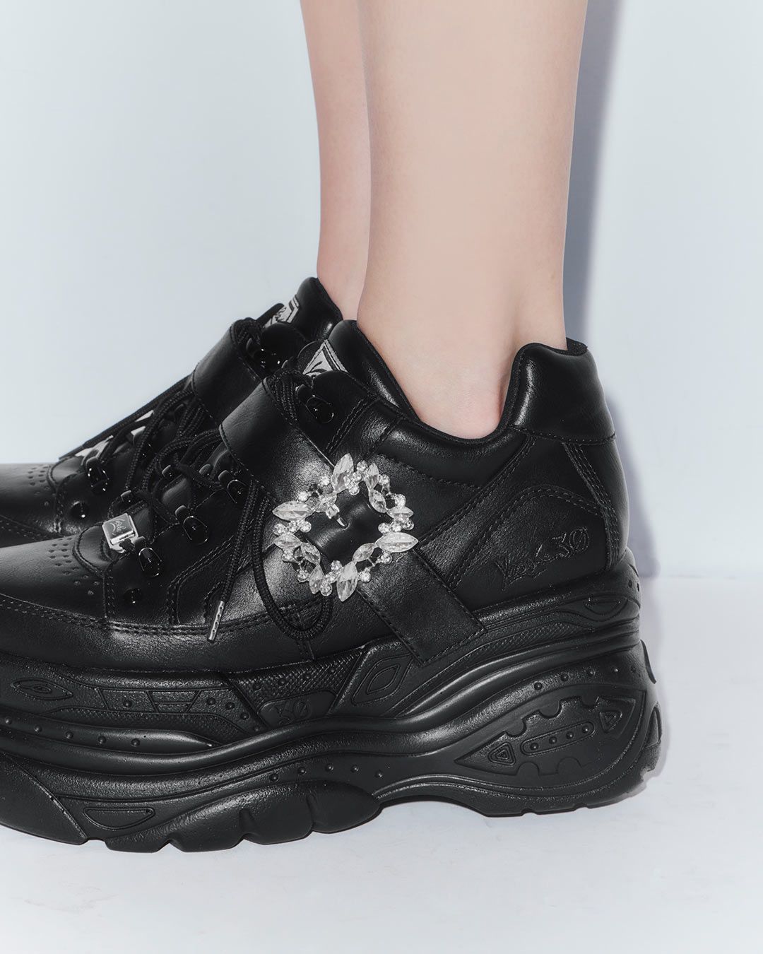 YOSUKEビジューバックル厚底スニーカー ブラック | ファッション通販