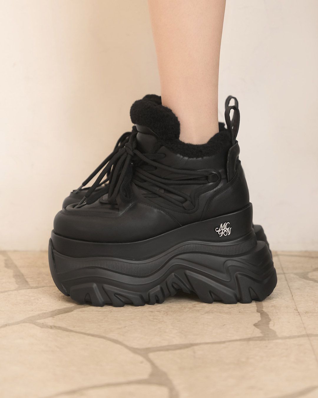 ミシェルマカロン michellMacaron 厚底ファースニーカー ブラック 厚底ファースニーカー ホワイト | ファッション通販＆メディアMyColor