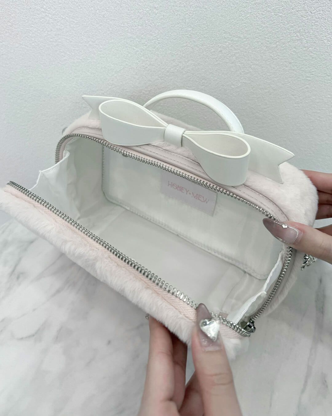 MEWロゴファーショルダーバッグ ブラック×ピンク | ファッション通販