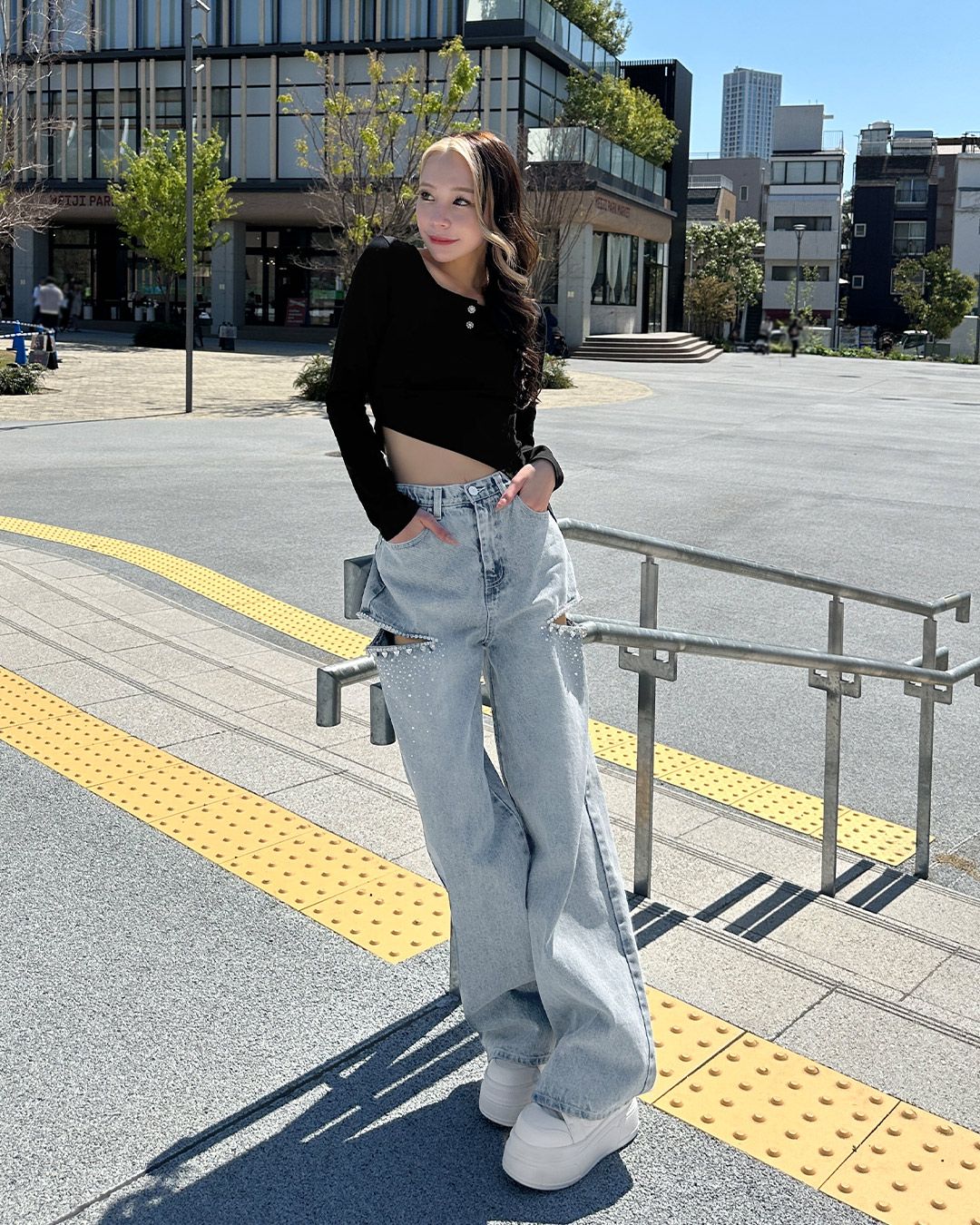 サイドカットビジューデニムパンツ ブルー | ファッション通販