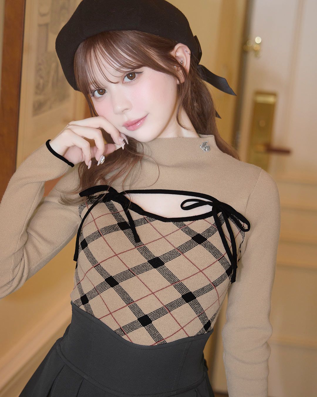 【新品タグ付き】ミシェルマカロン　デコルテオープンチェックニットトップス デコルテオープンチェックニットトップス グレー | ファッション通販