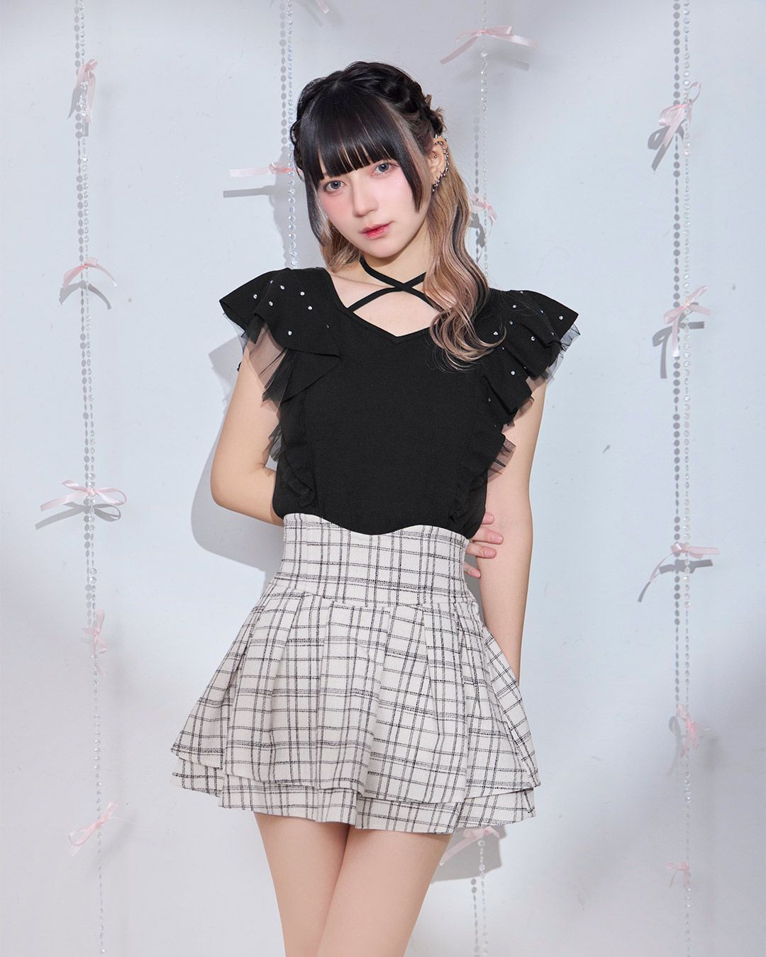 さえら◇ ヒスクローネ◇ 黒ニット◇アイボリーフリルスヌード さえら◇ ヒスクローネ◇ 黒ニット◇アイボリーフリルスヌード