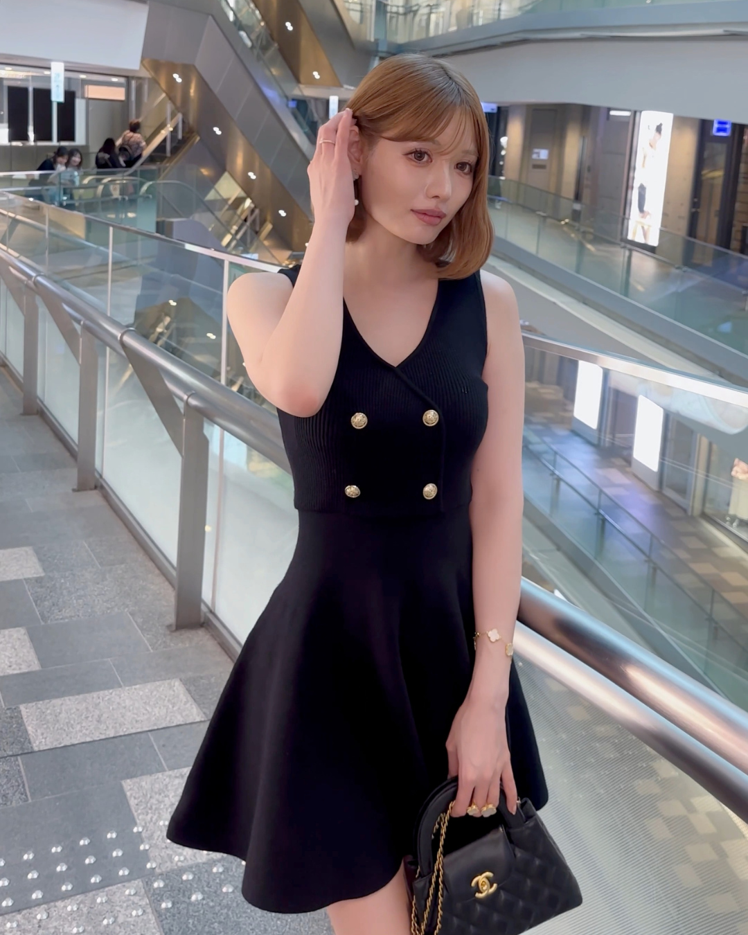 デートに ぴったり ブラック ニット ワンピース フレアスカート 縦ラインニット編み シンプル長袖 膝丈フレアスカート 黒 赤
