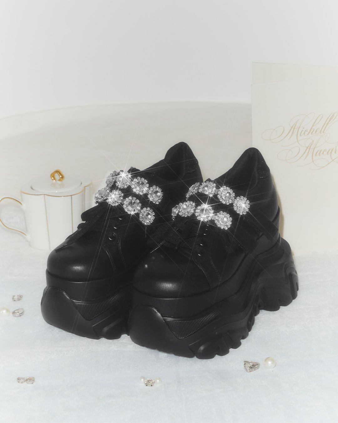 ボリュームソールビジューベルトスニーカー ホワイト | ファッション