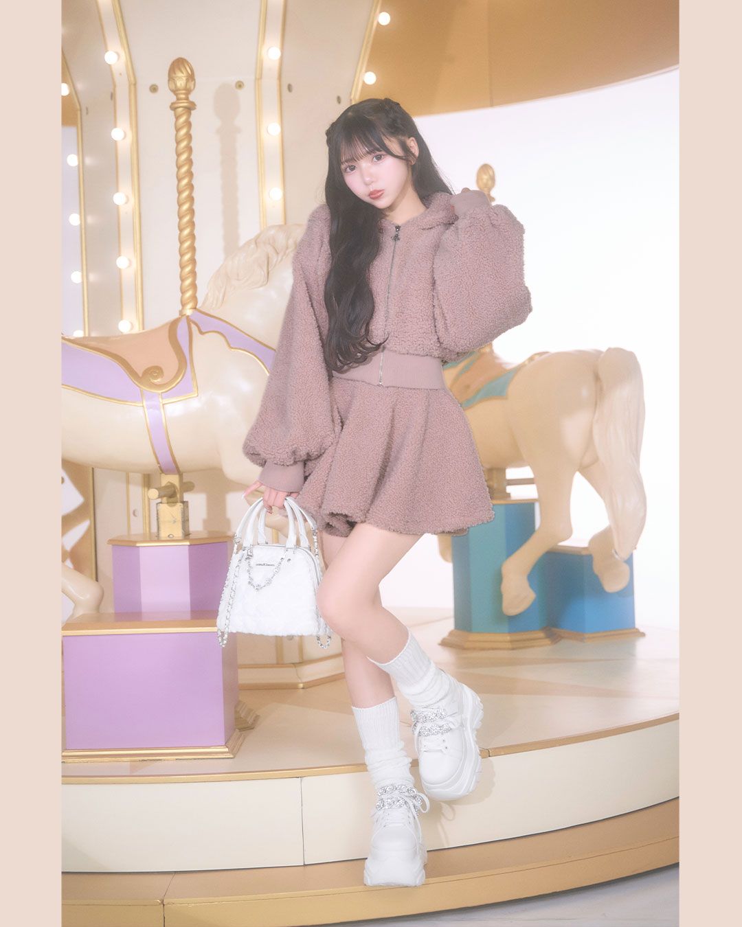 ホワイトビジュー付き厚底スニーカー ミシェルマカロン(箱無し) 極美品】ミシェルマカロン ビジューベルト 厚底スニーカー ホワイト