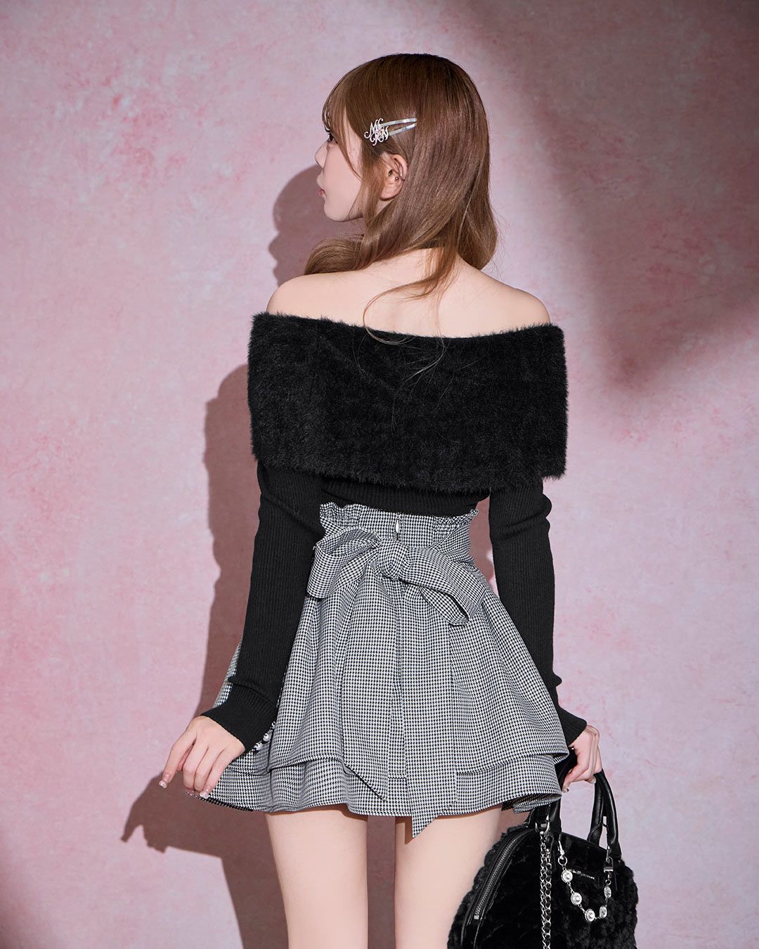 リボン付きブラックニットとプリーツスカート リボン付きブラックニットとプリーツスカート あざとオフショルリボン