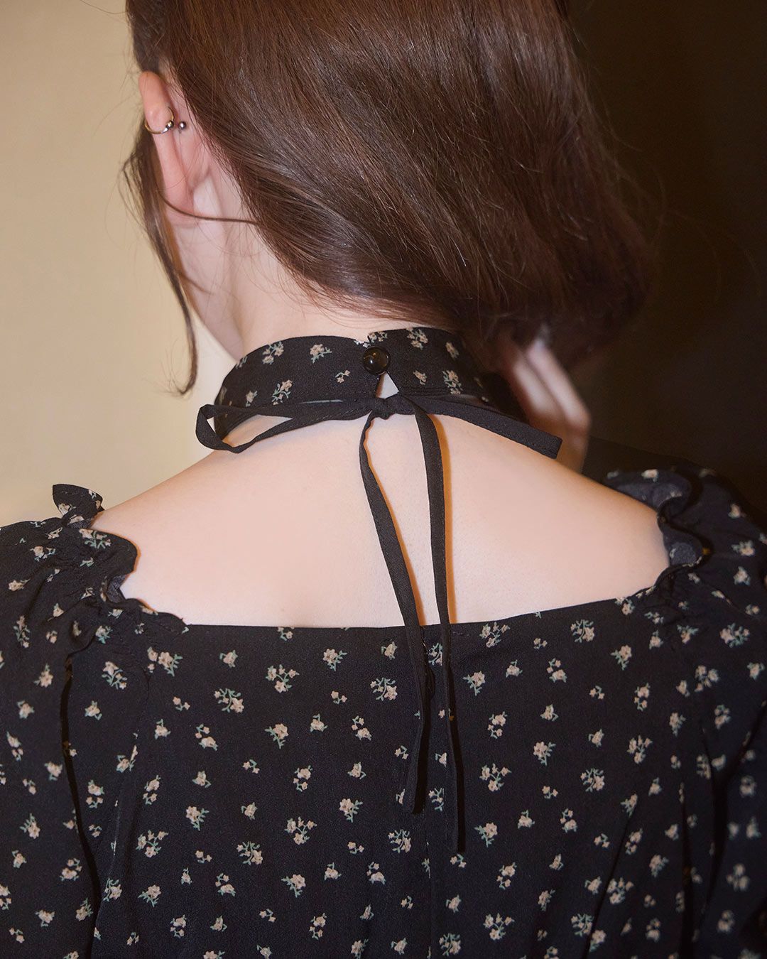 チョーカー付き小花柄ギャザーミニワンピ ブラック | ファッション通販