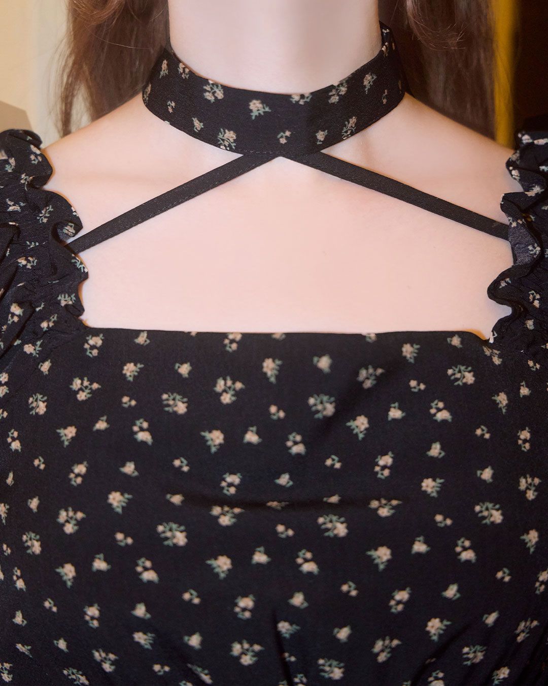 チョーカー付き小花柄ギャザーミニワンピ ブラック | ファッション通販