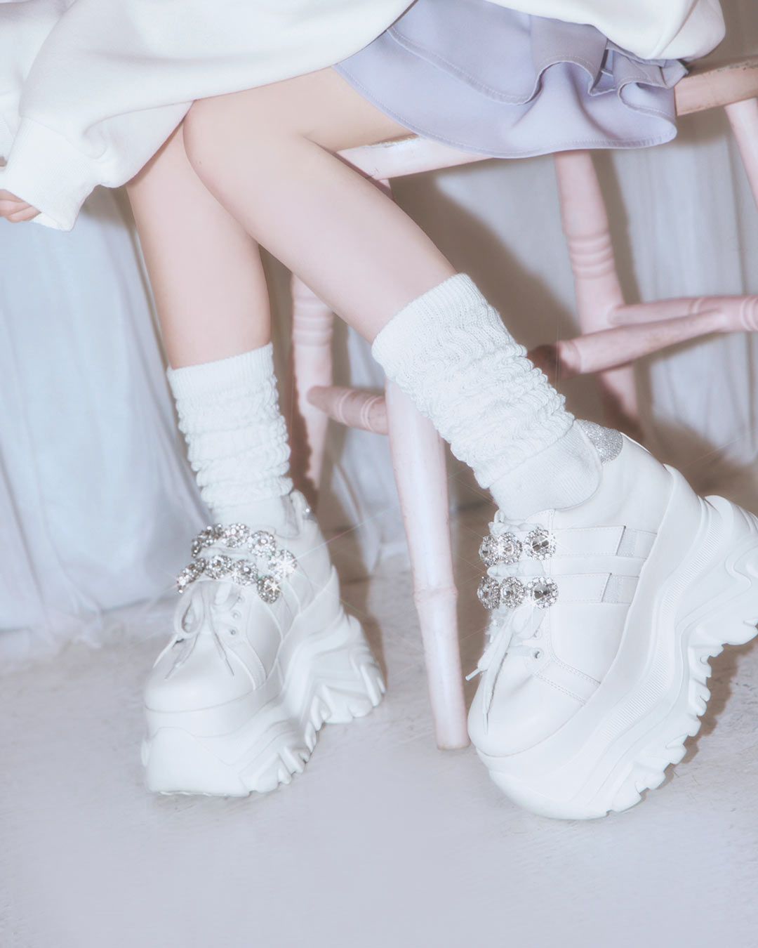 ボリュームソールビジューベルトスニーカー ホワイト | ファッション