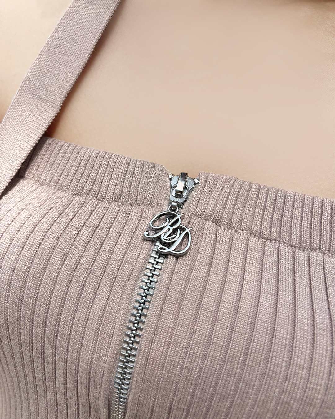 下記参照お得情報↓完売商品トレンド　編みが可愛い♡♡♡裾チュールニットベスト 新作のニットベストのご紹介です🌷 ふんわりとした裾フリルの
