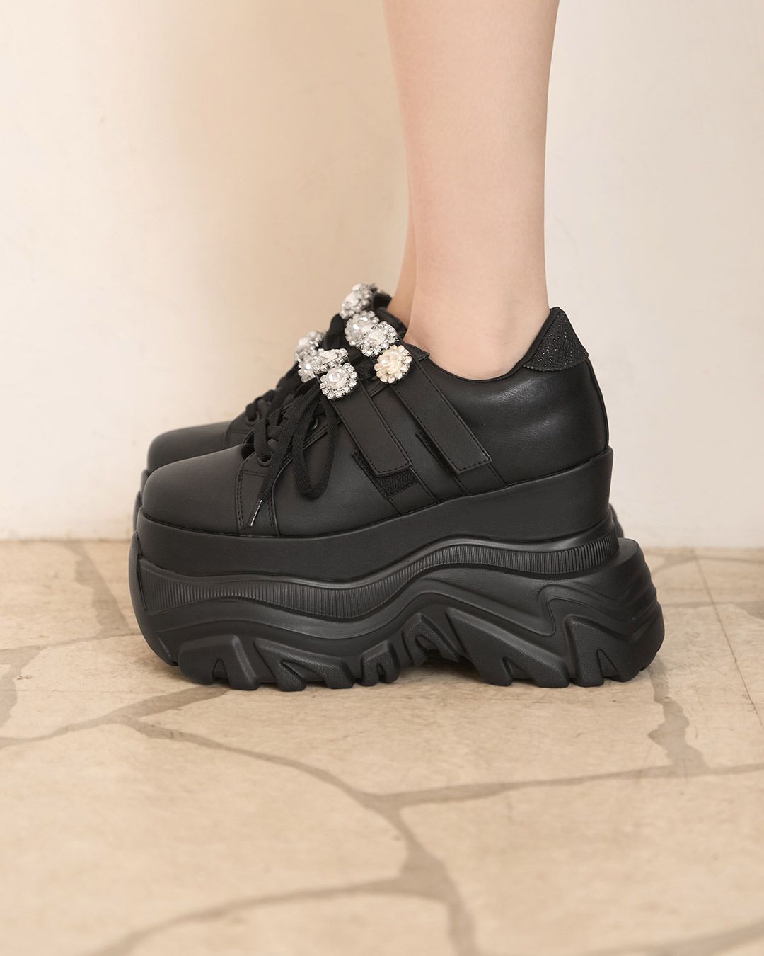 ボリュームソールビジューベルトスニーカー ホワイト | ファッション