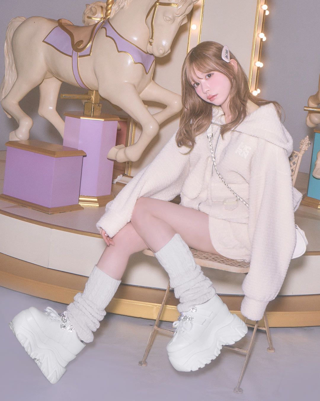 ボリュームソールビジューベルトスニーカー ホワイト | ファッション