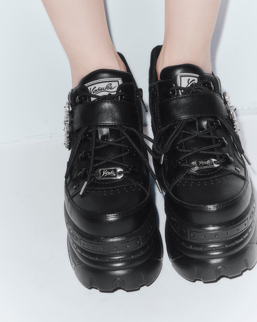 お値下げ❗️新品　ミシェルマカロン　YOSUKE ビジューバックル厚底スニーカー YOSUKEビジューバックル厚底スニーカー ホワイト | ファッション通販