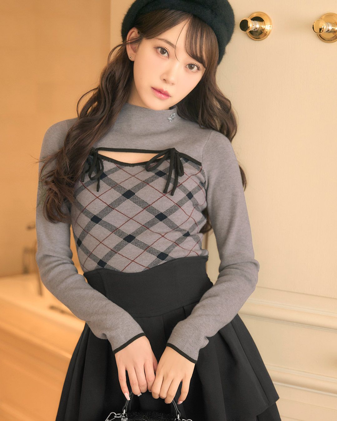 【新品タグ付き】ミシェルマカロン　デコルテオープンチェックニットトップス デコルテオープンチェックニットトップス グレー | ファッション通販